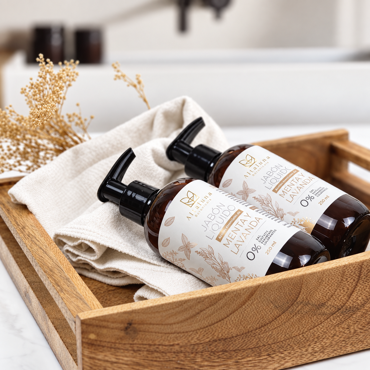 Botellas de jabón líquido Altaluna en charola de madera